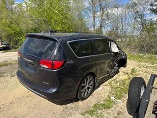 2019 Chrysler Pacifica Limited - Exterior Rear Right Corner Image